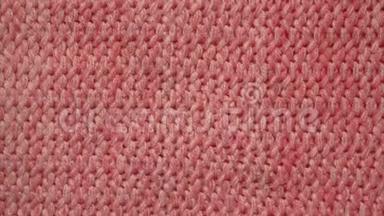 合成面料毛衣，<strong>珊瑚色</strong>布在一家纺织店。